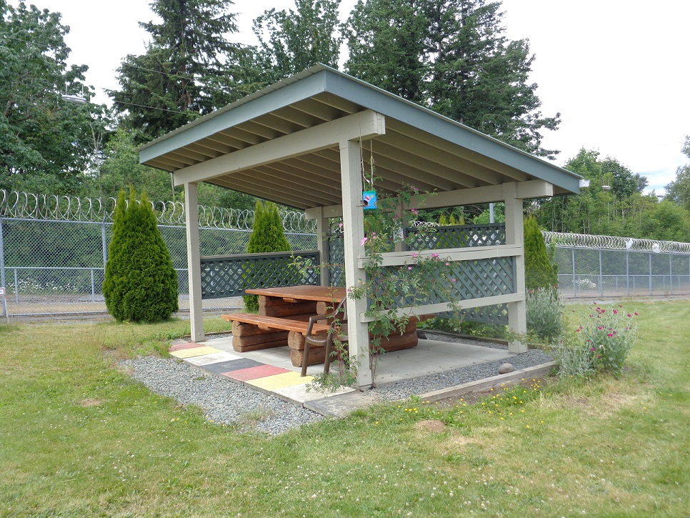 Photo d'une cour des Sentiers autochtones à l’Établissement de la vallée du Fraser pour femmes.