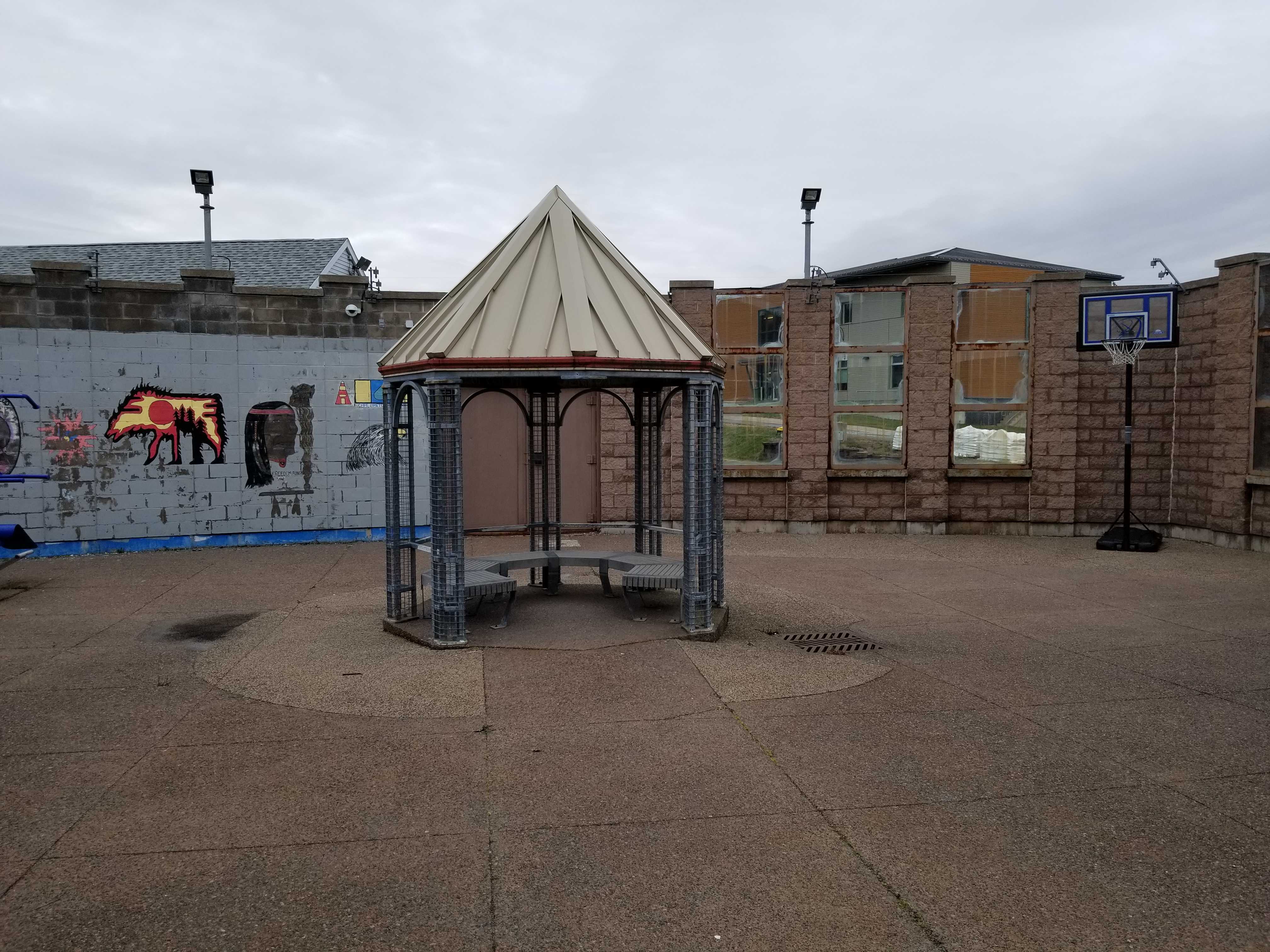 Photo d'une cour de l’unité d’intervention structurée et de l’unité de garde en milieu fermé de l’Établissement Nova.