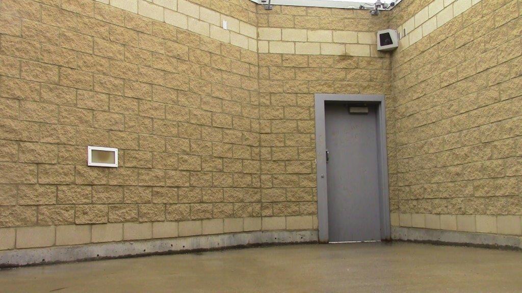 Photo d'une cour à l’Établissement d’Edmonton pour femmes.