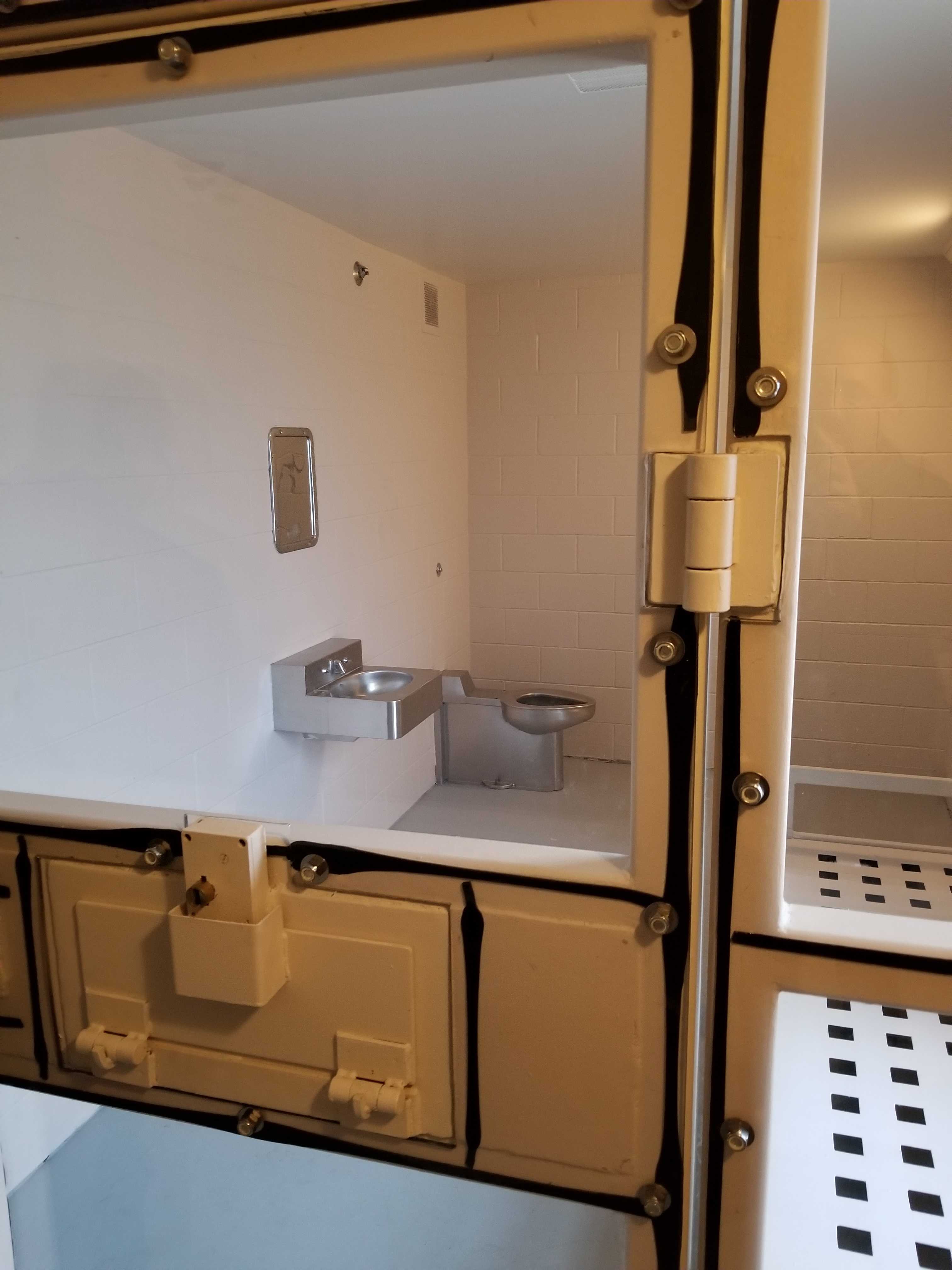 Photo d'une cellule d’observation à côté des unités d’intervention structurée de l’Établissement Nova.