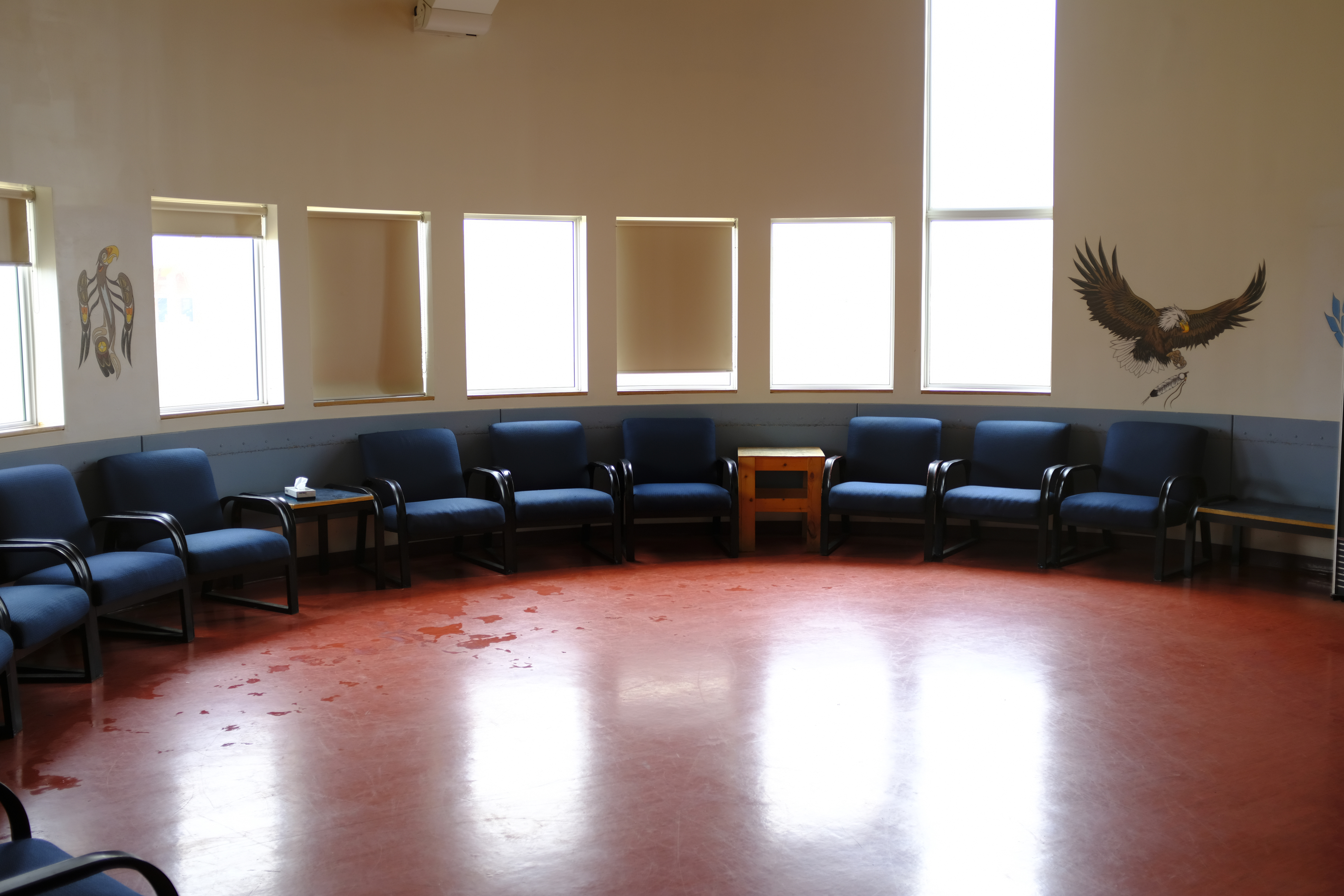 Photo of the visiting room at Pê Sâkâstêw Centre.