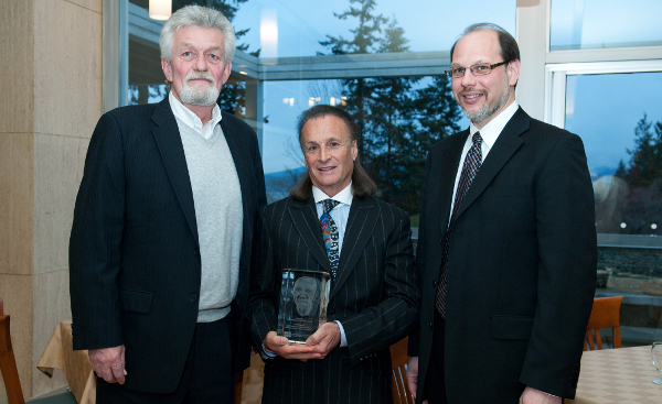 La première Prix Ed McIsaac pour la promotion des droits de la personne dans le système correctionnel. De gauche à droite : M. Ed McIsaac, Professeur Michael Jackson, et M. Howard Sapers.